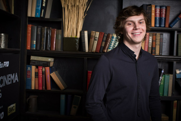 Evan Peters pic #711960