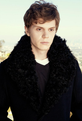 Evan Peters pic #711949