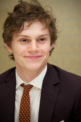 Evan Peters pic #706135