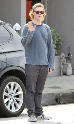 Evan Peters pic #707504