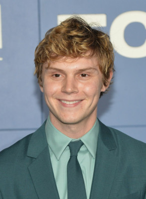 Evan Peters pic #699544