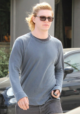 Evan Peters pic #706570