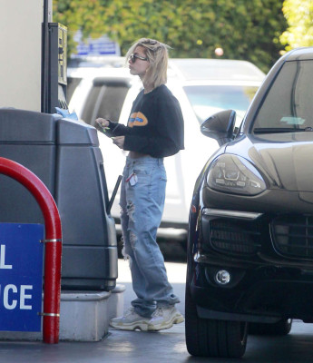 Hailey Baldwin pic #1030406