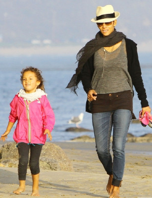 photo 29 in Halle Berry gallery [id562014] 2012-12-21 00:00:00
