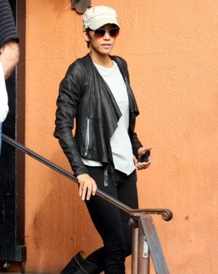 photo 28 in Halle Berry gallery [id313142] 2010-12-06 00:00:00