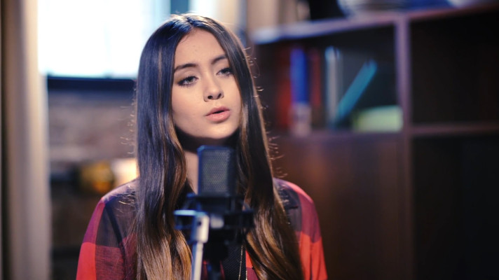 Jasmine Thompson pic #833049