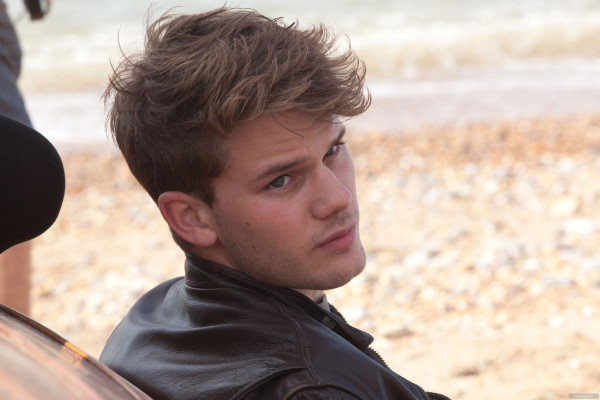 Jeremy Irvine pic #711513