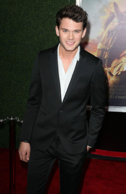 Jeremy Irvine pic #711527