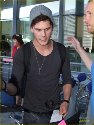 Jeremy Irvine pic #714578