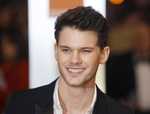 Jeremy Irvine pic #717758