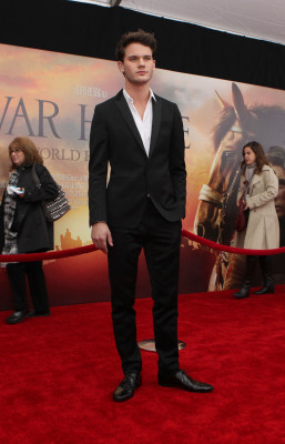 Jeremy Irvine pic #711525