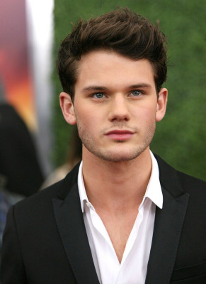 Jeremy Irvine pic #711517