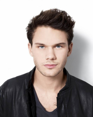 Jeremy Irvine pic #706928