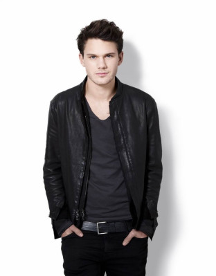 Jeremy Irvine pic #706933