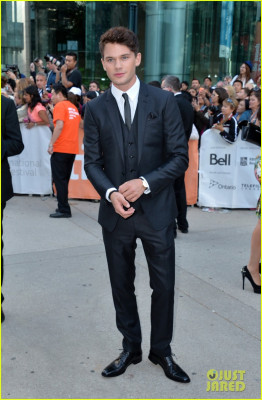 Jeremy Irvine pic #718313
