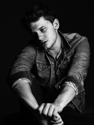Jeremy Irvine pic #706934