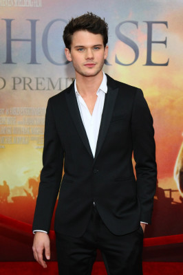 Jeremy Irvine pic #711524