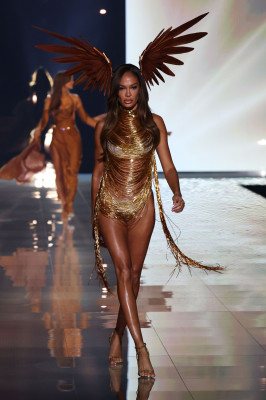 Joan Smalls – Runway at Victoria’s Secret Fashion Show 2025