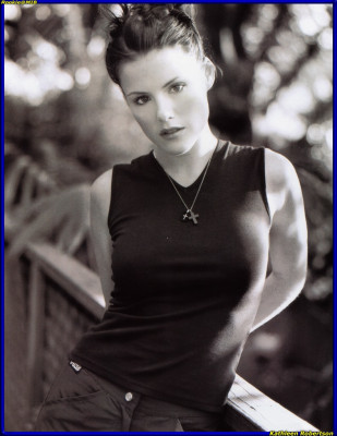 Kathleen Robertson pic #39427