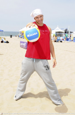 photo 20 in Kellan Lutz gallery [id277989] 2010-08-17 00:00:00