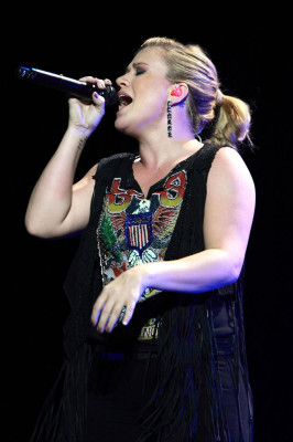 Kelly Clarkson pic #541537