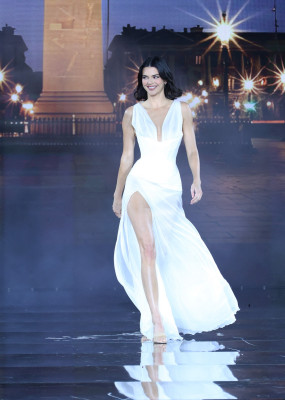 Kendall Jenner - L'Oréal Paris Womenswear SS 2026 Show at PFW 09/29/2025