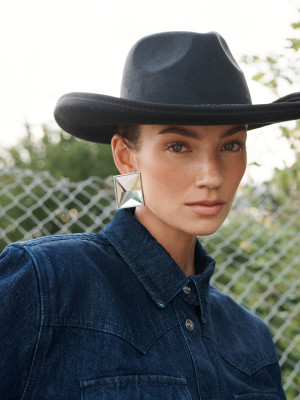 Lorena Rae by Martin Benjamin Vnuk