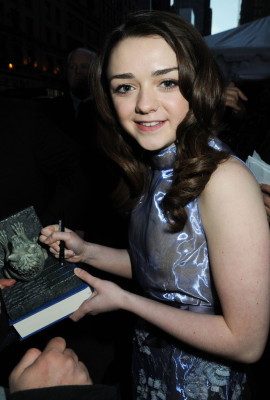 Maisie Williams pic #710383