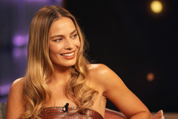 Margot Robbie – at GKelly Clarkson Show September 2025