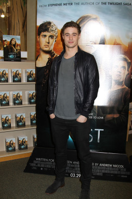 Max Irons pic #673257
