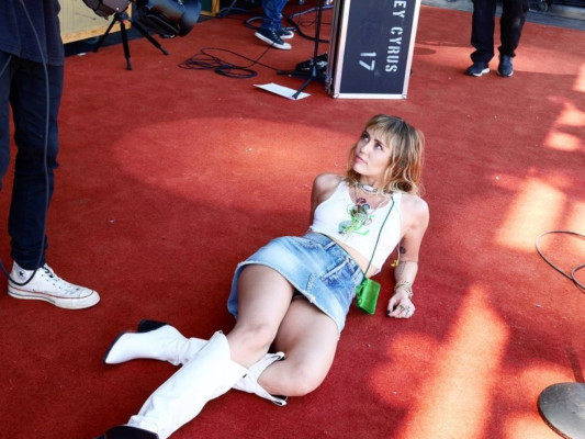 Miley Cyrus pic #1141250