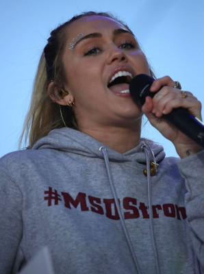 Miley Cyrus pic #1023935