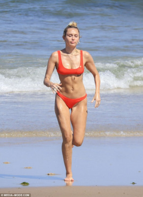 Miley Cyrus pic #1025530