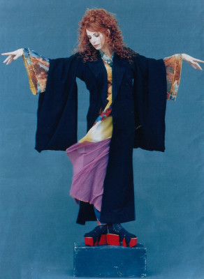 photo 25 in Mylene Farmer gallery [id1424] -0001-11-30 00:00:00