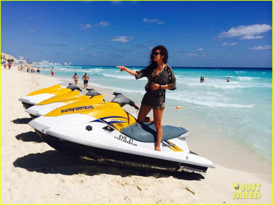 Nina Dobrev pic #681284