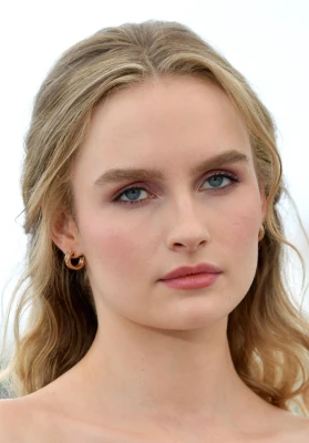Olivia DeJonge pic #1304704