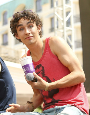 photo 17 in Robert Sheehan gallery [id633247] 2013-09-21 00:00:00
