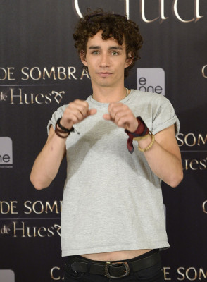 Robert Sheehan pic #633769