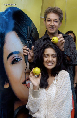 Sarah-Jane Dias  pic #494183