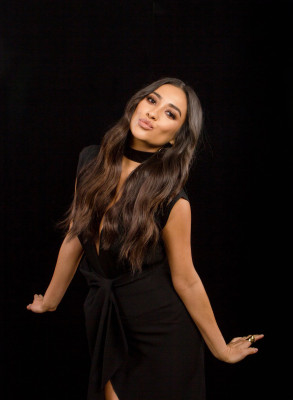 Shay Mitchell pic #849784