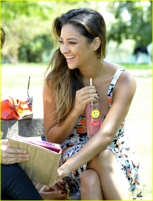 Shay Mitchell pic #665842