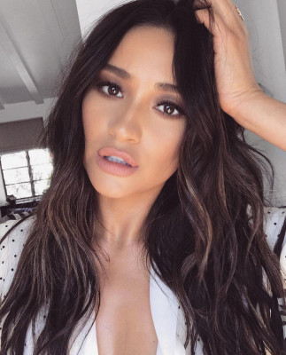 Shay Mitchell pic #989848