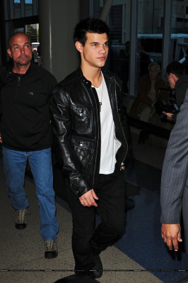 photo 26 in Taylor Lautner gallery [id293465] 2010-10-06 00:00:00
