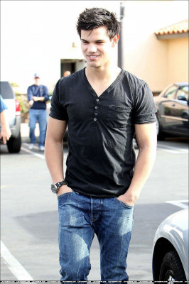 photo 19 in Taylor Lautner gallery [id258140] 2010-05-21 00:00:00