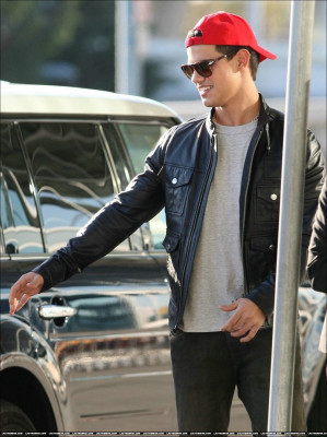 Taylor Lautner pic #257515