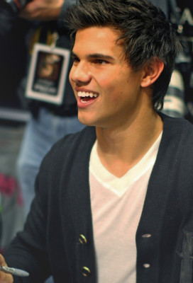 photo 13 in Taylor Lautner gallery [id323712] 2011-01-04 00:00:00