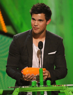 photo 9 in Taylor Lautner gallery [id423204] 2011-11-28 00:00:00