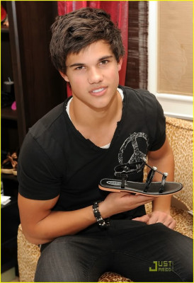 photo 23 in Lautner gallery [id288686] 2010-09-20 00:00:00
