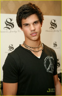 photo 19 in Taylor Lautner gallery [id288692] 2010-09-20 00:00:00