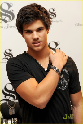 photo 17 in Lautner gallery [id288694] 2010-09-20 00:00:00